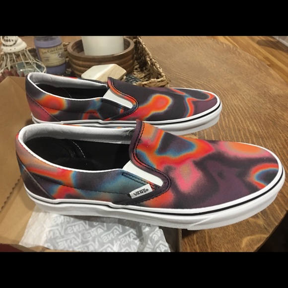 vans slip on dark aura